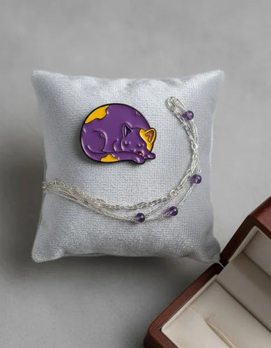 Pin Metálico Gato Púrpura