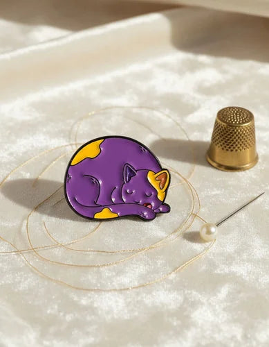 Pin Metálico Gato Púrpura