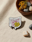 Pin Metálico Intestino con Flor Amarilla