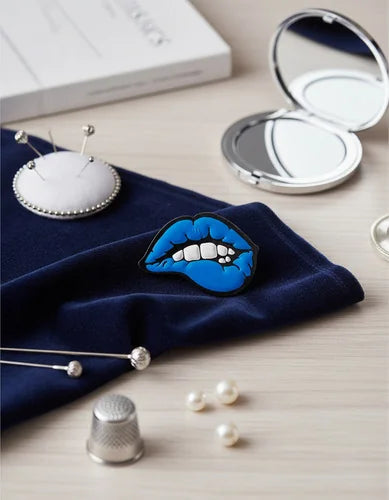 Pin Metálico Labios Retro Azules
