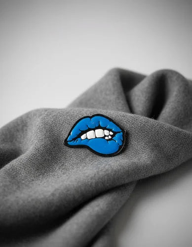 Pin Metálico Labios Retro Azules