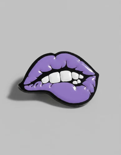 Pin Metálico Labios Retro Morados