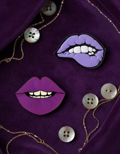 Pin Metálico Labios Retro Morados
