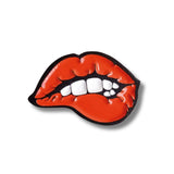 Pin Metálico Labios Retro Naranja contorno negro