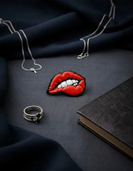 Pin Metálico Labios Retro Naranja