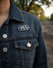 Pin Metálico Logo Star Wars Blanco