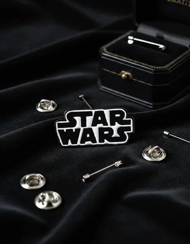 Pin Metálico Logo Star Wars Blanco