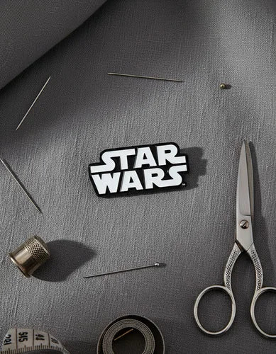 Pin Metálico Logo Star Wars Blanco