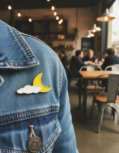 Pin Metálico Luna Menguante con Nube