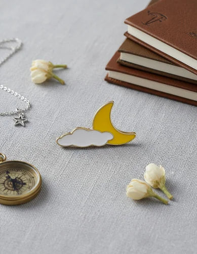 Pin Metálico Luna Menguante con Nube