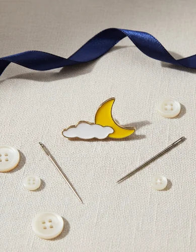 Pin Metálico Luna Menguante con Nube