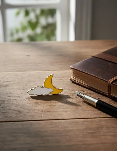 Pin Metálico Luna Menguante con Nube