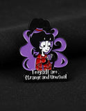 Pin Metálico Lydia Deetz Extraña y Singular