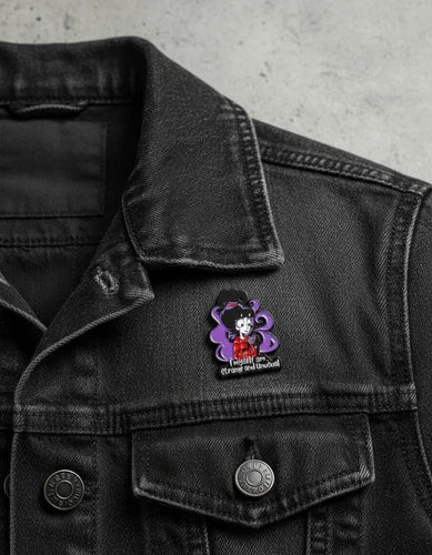 Pin Metálico Lydia Deetz Extraña y Singular