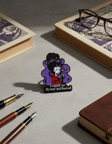 Pin Metálico Lydia Deetz Extraña y Singular