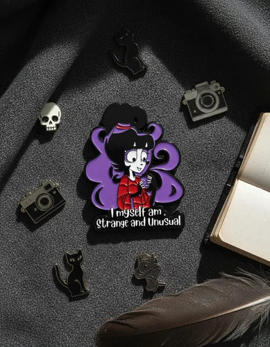 Pin Metálico Lydia Deetz Extraña y Singular