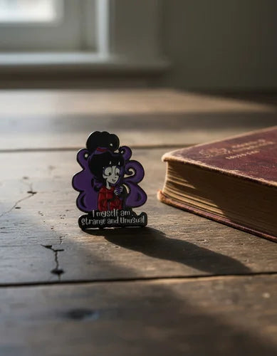 Pin Metálico Lydia Deetz Extraña y Singular