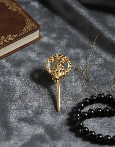 Pin Metálico Mano del Rey Dorado