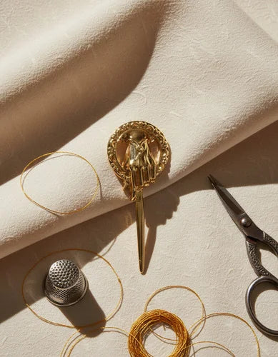 Pin Metálico Mano del Rey Dorado