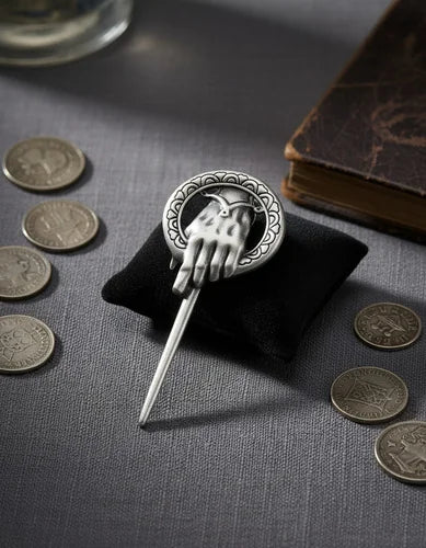 Pin Metálico Mano del Rey Plateado