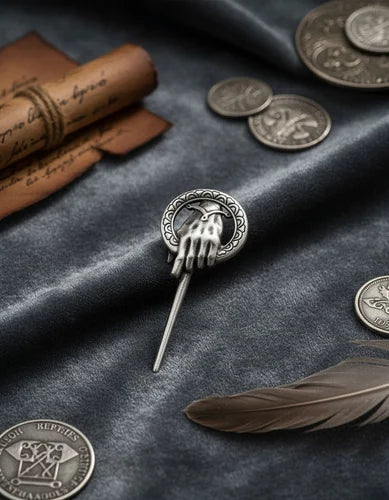 Pin Metálico Mano del Rey Plateado