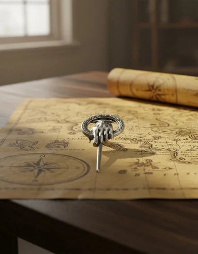 Pin Metálico Mano del Rey Plateado