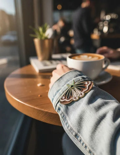 Pin Metálico Mariposa Café Estelar