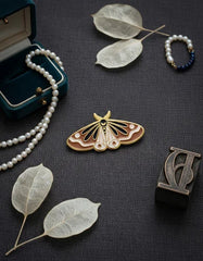 Pin Metálico Mariposa Café Estelar