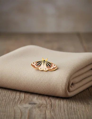 Pin Metálico Mariposa Café Estelar