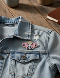 Pin Metálico Mariposa Cósmica Rosada