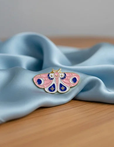 Pin Metálico Mariposa Cósmica Rosada