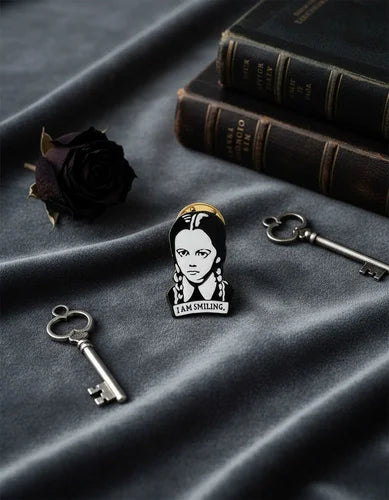 Pin Metálico Merlina Addams