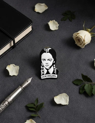 Pin Metálico Merlina Addams