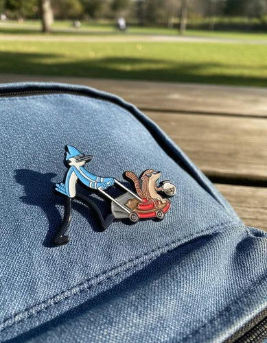 Pin Metálico Mordecai Paseando a Rigby