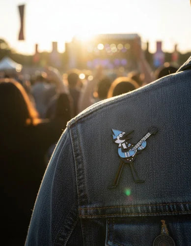 Pin Metálico Mordecai con Guitarra