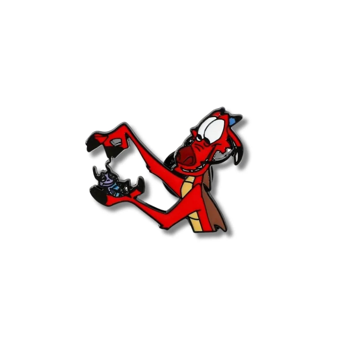 Pin Metálico Mushu Sosteniendo a Cri Kee