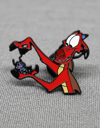 Pin Metálico Mushu Sosteniendo a Cri Kee