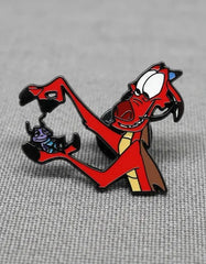 Pin Metálico Mushu Sosteniendo a Cri Kee