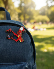 Pin Metálico Mushu Sosteniendo a Cri Kee