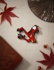 Pin Metálico Mushu Sosteniendo a Cri Kee