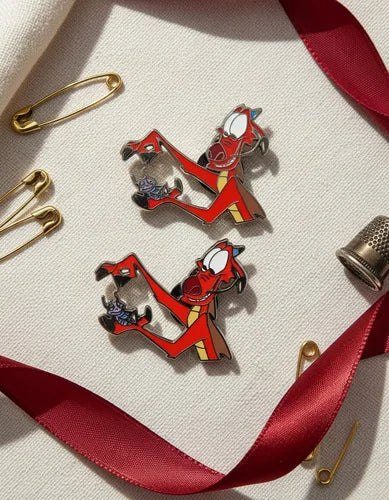 Pin Metálico Mushu Sosteniendo a Cri Kee