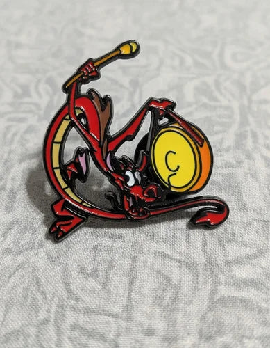 Pin Metálico Mushu Tocando el Gong