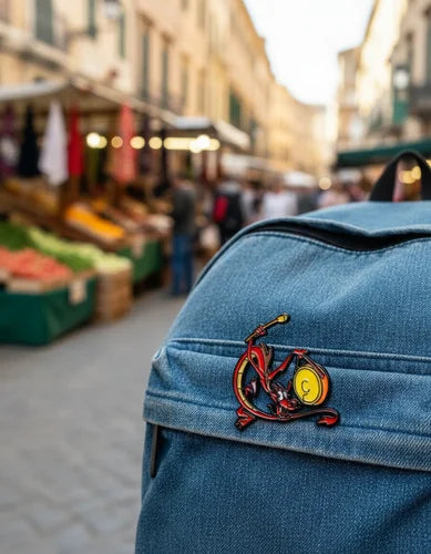 Pin Metálico Mushu Tocando el Gong