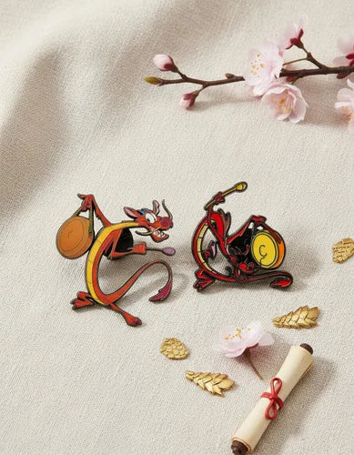 Pin Metálico Mushu Tocando el Gong