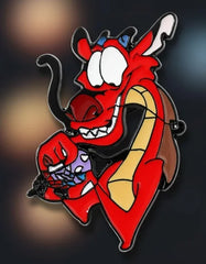 Pin Metálico Mushu con Cri Kee en la Mano