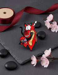 Pin Metálico Mushu con Cri Kee en la Mano