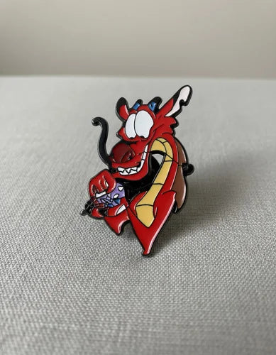 Pin Metálico Mushu con Cri Kee en la Mano