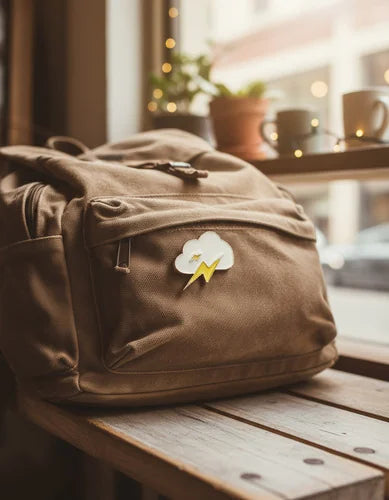 Pin Metálico Nube con Rayo