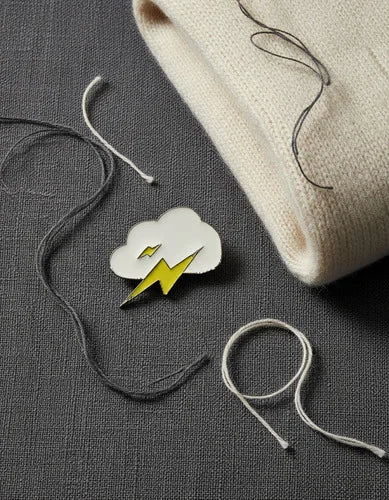 Pin Metálico Nube con Rayo