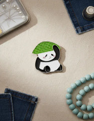 Pin Metálico Panda con Sombrero